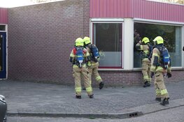 Brandweer blust brandje achter basisschool in Enkhuizen