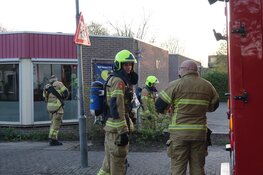 Brandweer blust brandje achter basisschool in Enkhuizen