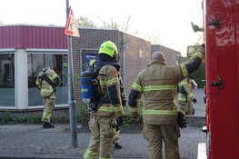 Brandweer blust brandje achter basisschool in Enkhuizen