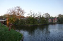 Brandweer blust brandje achter basisschool in Enkhuizen
