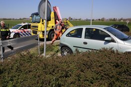 Auto rijdt rotonde op