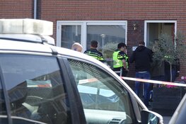 Politie valt woning Enkhuizen binnen