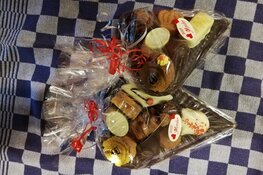 Verras de allerliefste moeder met een taart