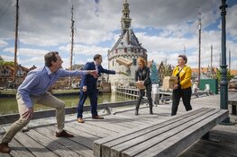 Bewoners en zorgverleners Omring en Wilgaerden/Leekerweide geholpen met tablets en mondkapjes van de Rabobank