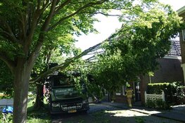 Grote tak op vrachtwagen na botsing