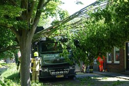 Grote tak op vrachtwagen na botsing