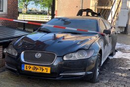 Jaguar zwaar beschadigd, brandstichting niet uitgesloten