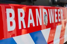 Brandweerman valt uit rijdende brandweerwagen in Andijk