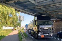 Vrachtwagen klem onder viaduct, auto klapt achterop