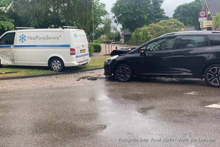 Botsing in Oudkarspel: auto total loss