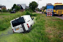 Bestelbus te water in Spierdijk