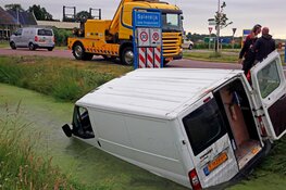 Bestelbus te water in Spierdijk