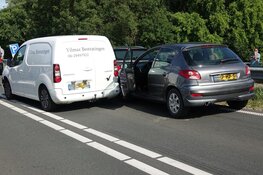 Kettingbotsing bij Broekerhaven, meerdere personen in ambulance nagekeken