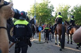 Politie omcirkelt standbeeld JP Coen, plein ontruimd, 4 arrestaties