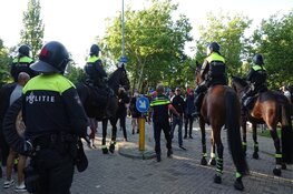 Politie omcirkelt standbeeld JP Coen, plein ontruimd, 4 arrestaties
