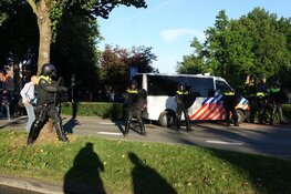 Politie omcirkelt standbeeld JP Coen, plein ontruimd, 4 arrestaties