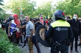 Politie omcirkelt standbeeld JP Coen, plein ontruimd, 4 arrestaties