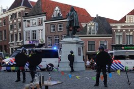 Politie omcirkelt standbeeld JP Coen, plein ontruimd, 4 arrestaties