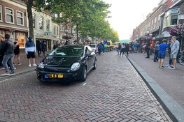 Scooterrijder botst hard op auto in Hoorn