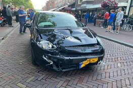 Scooterrijder botst hard op auto in Hoorn