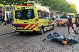 Scooterrijder botst hard op auto in Hoorn