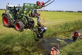 Man in scootmobiel uit sloot getrokken door omstanders