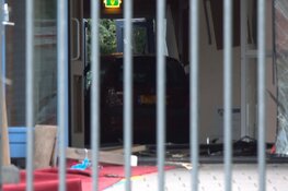 Auto rijdt schoolgebouw binnen in Grootebroek