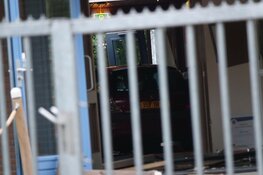 Auto rijdt schoolgebouw binnen in Grootebroek