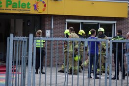 Auto rijdt schoolgebouw binnen in Grootebroek