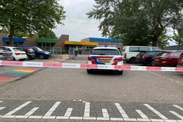 Auto rijdt schoolgebouw binnen in Grootebroek