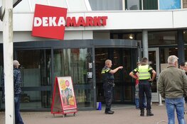 Winkelcentrum ontruimd na brandmelding bij Dekamarkt in Andijk