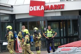 Winkelcentrum ontruimd na brandmelding bij Dekamarkt in Andijk