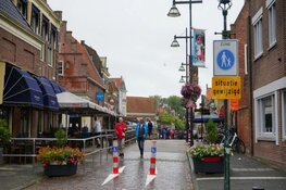 Boete of waarschuwing? Enkhuizers verontwaardigd over boete voor fietser (82) op Melkmarkt