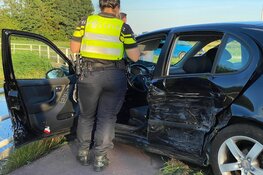 Zware schade bij ongeval op kruising in Zwaagdijk-Oost