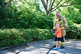 Klein jongetje assisteert bij blussen brandje Blokker