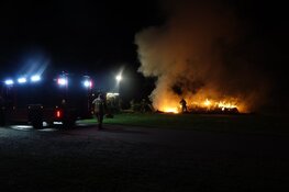 Hooistapel in brand in Andijk
