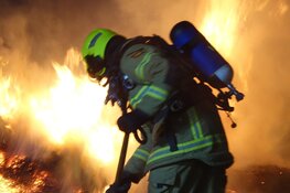 Hooistapel in brand in Andijk