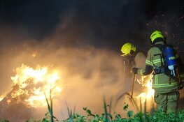 Hooistapel in brand in Andijk