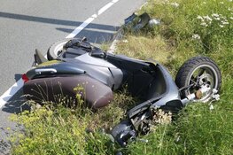 Scooterrijdster zwaargewond na aanrijding met auto in Oudkarspel