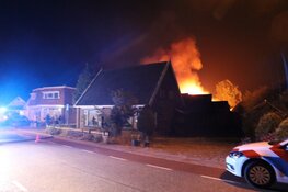 Brandweer uren bezig met grote brand in woning Obdam
