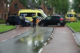 Twee auto's beschadigd na botsing in Enkhuizen