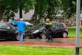 Twee auto&#39;s beschadigd na botsing in Enkhuizen