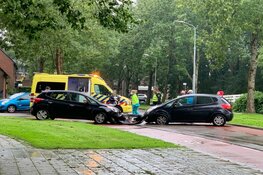 Twee auto&#39;s beschadigd na botsing in Enkhuizen