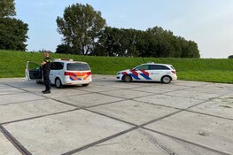 Auto raakt van dijk in Enkhuizen