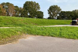 Auto raakt van dijk in Enkhuizen