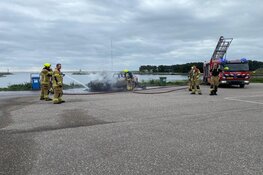 Auto in brand langs dijk Enkhuizen-Lelystad