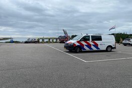 Auto in brand langs dijk Enkhuizen-Lelystad