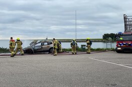 Auto in brand langs dijk Enkhuizen-Lelystad