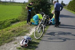 Fietser geraakt door uitstekende pijp van aanhangwagen in Ursem, automobilist doorgereden