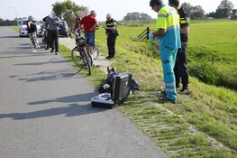 Fietser geraakt door uitstekende pijp van aanhangwagen in Ursem, automobilist doorgereden